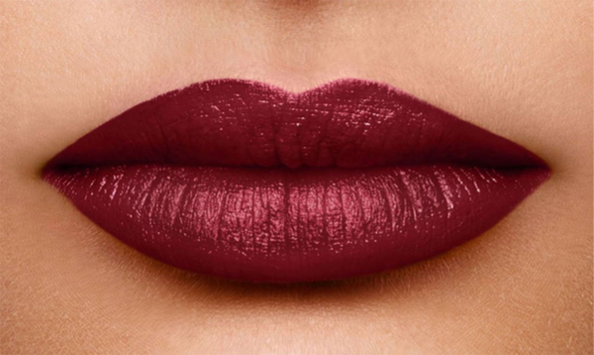 Si entre tus labios de Navidad incluyes el tono 124 Sil vous plait de la gama Color Riche de L’Oréal Paris la elegancia estará de tu lado.